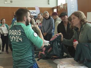 Des centaines de personnes se sont ruées vers les derniers objets "Paris 2024" à Blagnac (Haute-Garonne).