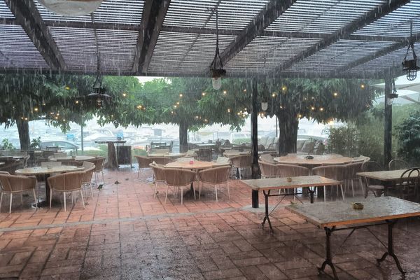 Terrasse d'un restaurant de Porto-Vecchio, sous le déluge de pluie et de grêle.