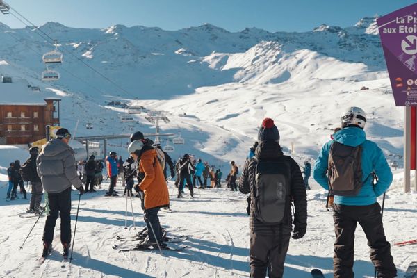 Près de 10 000 skieurs ont profité de la journée d'ouverture de la station de Val Thorens, ce samedi 23 novembre, selon l'office de tourisme.