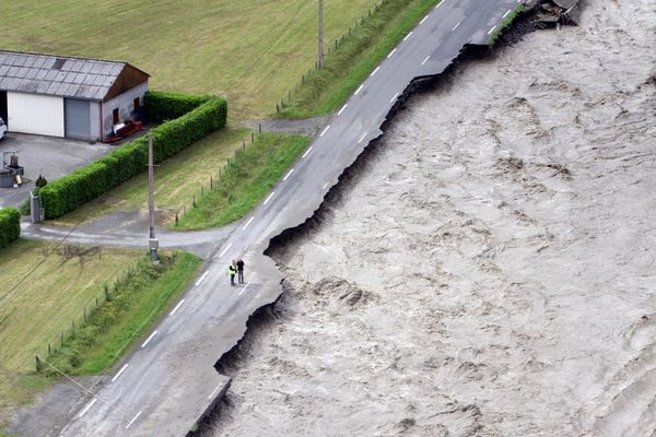 A Villelongue (Hautes-Pyrénées), la crue du Gave de Pau a fortement endommagés les routes.