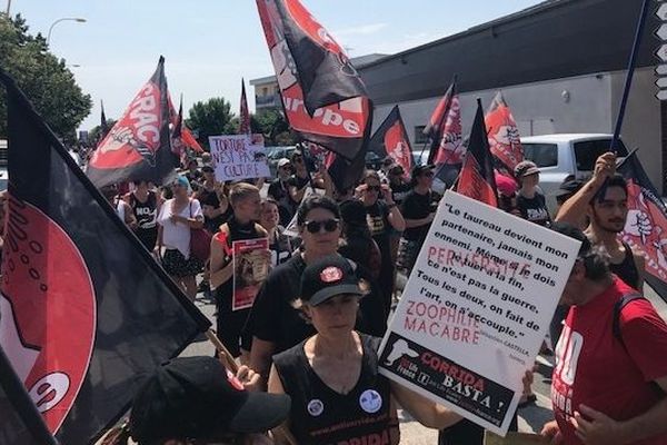 Les manifestants ont défilé dans les rues de Lunel pour dénoncer la cruauté de la corrida