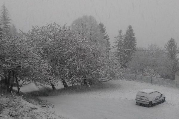 St-Dalmas Valdeblore sous la neige ce lundi matin.