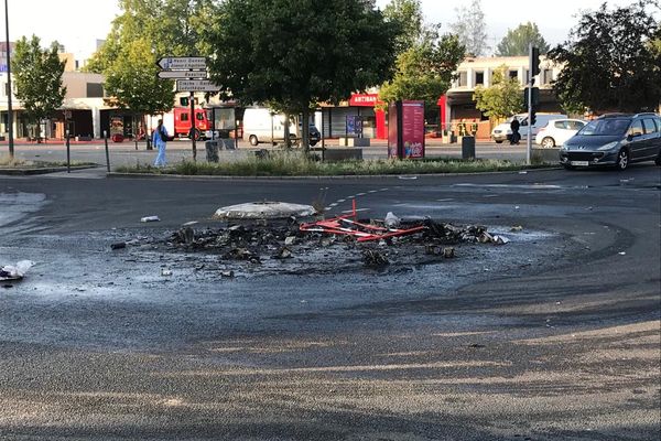 Les stigmates des violences de la nuit dernière dans le quartier des Couronneries à Poitiers.