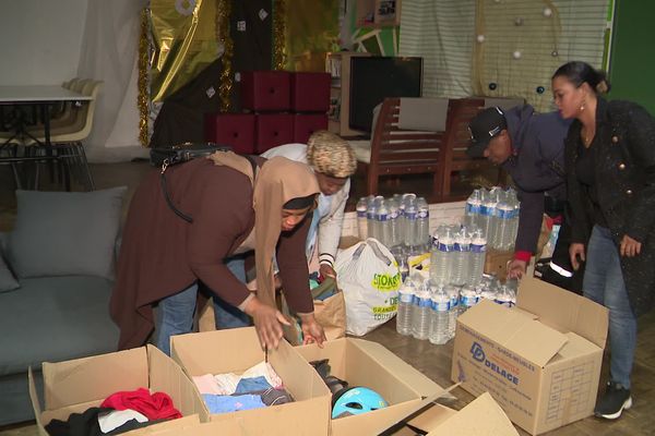 Après les avoir rassemblés dans un appartement, les dons sont ensuite stockés dans le local du centre social.