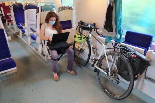 With her bicycle, Anne uses regional trains to get around while reducing her carbon footprint. 