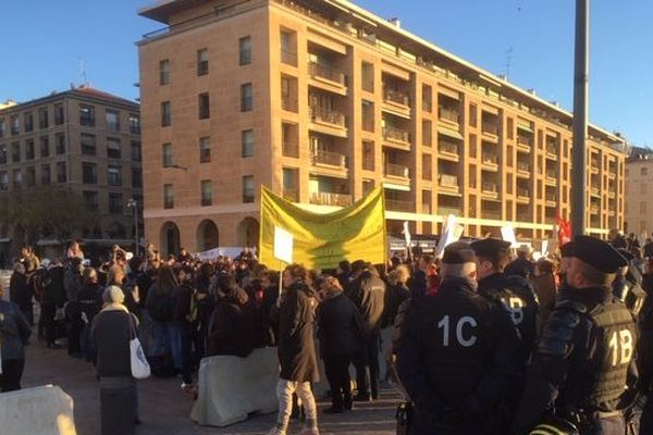 Le rassemblement devant la mairie s'intensifie dans le calme.