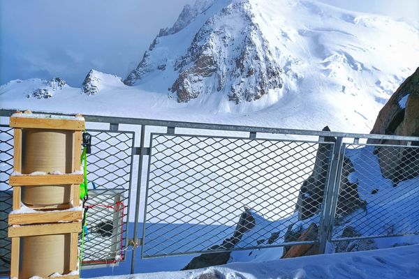 Dans un panorama de haute montagne, les deux amphores contenant du gin passeront tout l'été à 3600 mètres d'altitude.