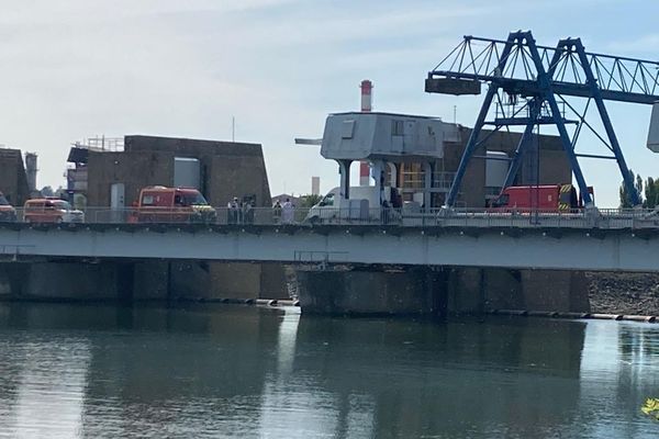 Le scaphandrier bloqué par 10 mètres de fond au barrage de Pierre-Bénite (Rhône), a été sorti de l'eau.