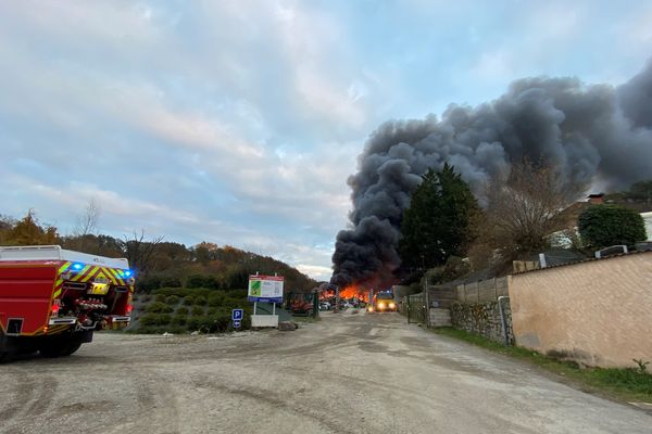 Un panache de fumée visible de loin depuis l’entreprise CFM industrie. 