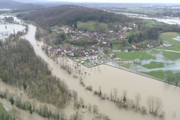 Champagne-sur-Loue sous les eaux. 