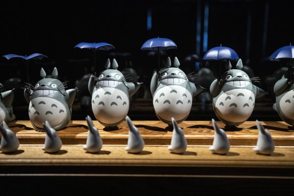 Les figurines Totoro du réalisateur d'animation japonais Hayao Miyazaki, exposées lors de l'aperçu de presse de l'Academy Museum of Motion Pictures à Los Angeles, Californie, États-Unis, 21 septembre 2021.