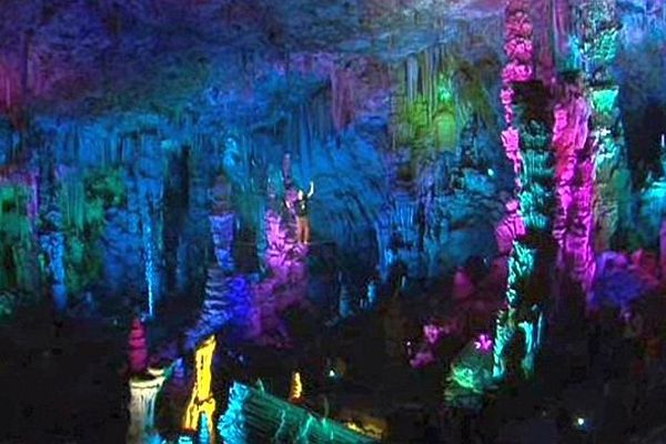 Méjannes-le-Clap (Gard) - le highliner et la chanteuse lyrique dans la grotte de la Salamandre - 27 juillet 2014.