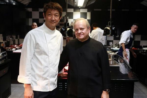 Tomonori Tanzaki (à g.) et Joël Robuchon (à d.) dans les cuisines du restaurant "La grande maison de Joël Robuchon" à Bordeaux