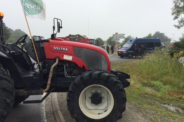 Les agriculteurs bloqués par les forces de l'ordre au rond point des six croix