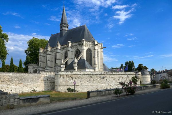 A gauche, on peut voir le rempart qui s'est en parti effondré.