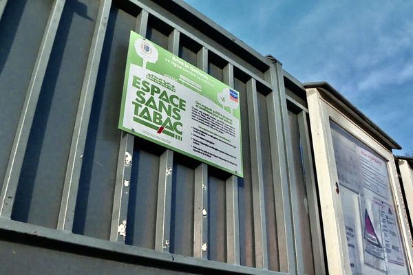 A Brive, les portails d'une dizaine d'écoles affichent déjà des panneaux "Espace sans tabac".