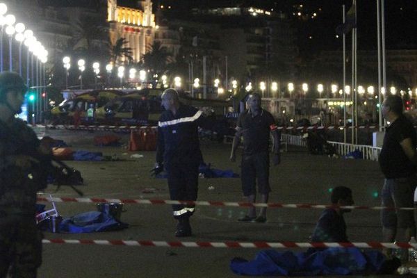 Des blessés évacués par les pompiers après l'attaque terroriste le 15 juillet 2016 à Nice.