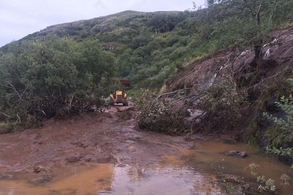 Dans le Cantal, entre Néronne et Salers, une partie de la route est impraticable à cause des pluies.