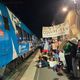 Une soirée pyjama fanfare sur les quais de la gare de Vienne pour réclamer plus de trains le soir.