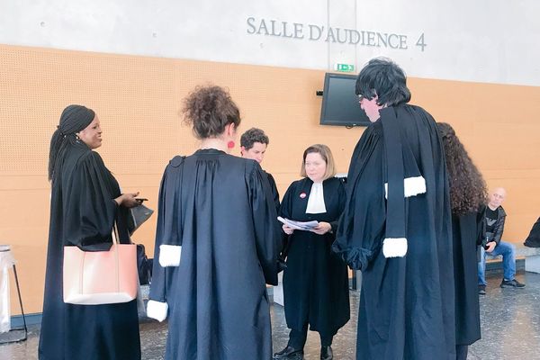 Des avocats travaillent malgré la grève pour assister des étrangers placés en rétention administrative et menacés d'expulsion.