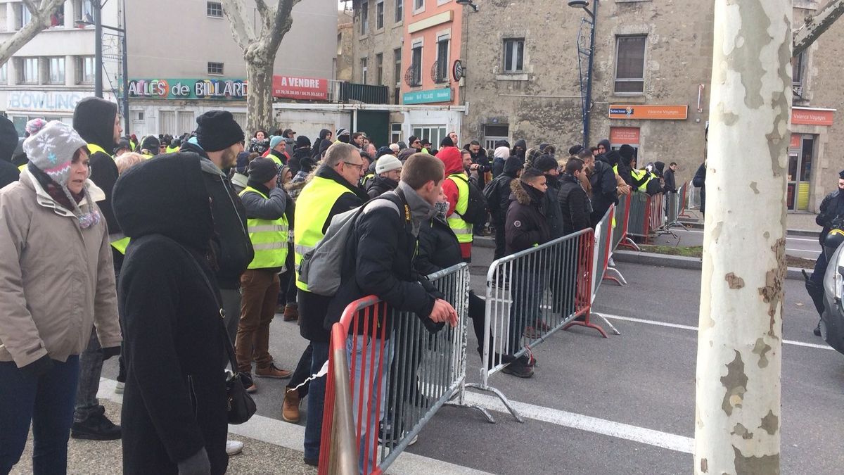 Valence Une Centaine De Gilets Jaunes Maintenus A L Ecart De La Visite D Emmanuel Macron