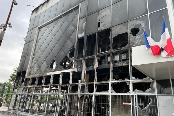 La mairie de Garges-lès-Gonesse complètement incendiée.