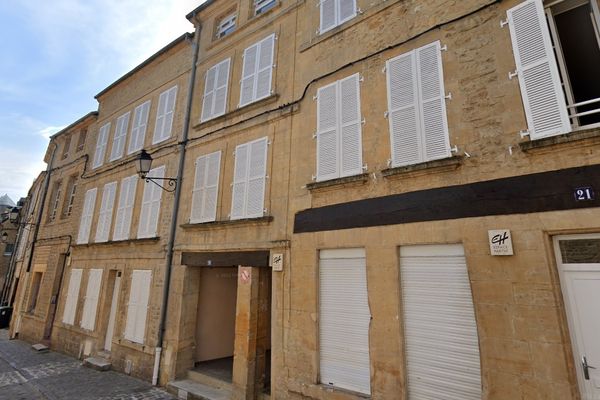 La rue Bayard présente des habitations assez anciennes.