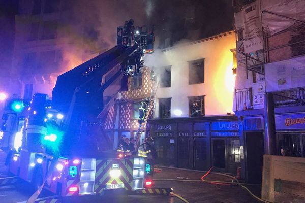 Le feu s'est déclaré vers 5h du matin dans cet immeuble ancien du centre historique de Rennes