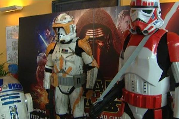 D2-R2 et deux soldats Stortroopers animaient le hall d'entrée d'un complexe de cinéma à Dijon-Quétigny