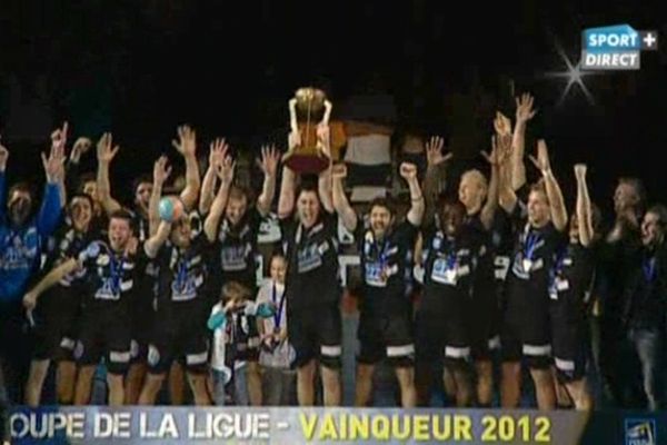 Les Dunkerquois soulèvent la Coupe de la Ligue, troisième trophée de l'histoire du club.