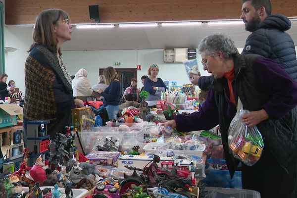 Les bourses aux jouets d'occasions, une alternative écocitoyenne à la consommation à l'approche de Noël.