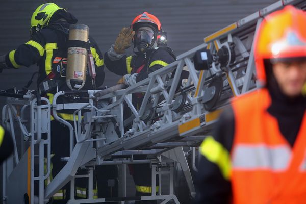 Illustration de pompiers en intervention.