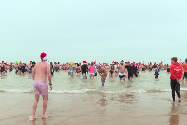 Ils étaient 700 à se baigner dans une eau à 8 °C ce 29 décembre pour le "bain des banquisards" qui a lieu tous les ans à Châtelaillon-Plage.