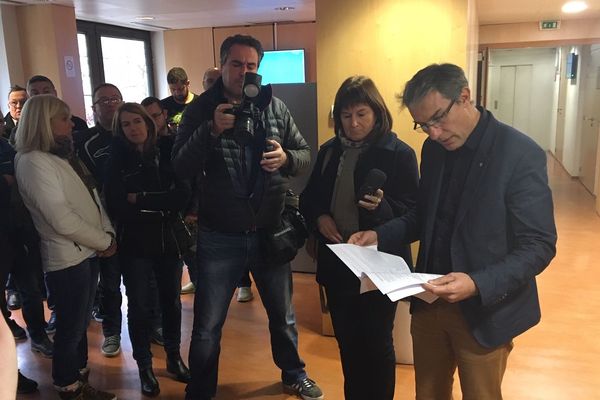 Le directeur d'Alpine Aluminium, Grégoire Hamel, lisant la décision du tribunal de commerce d'Annecy.