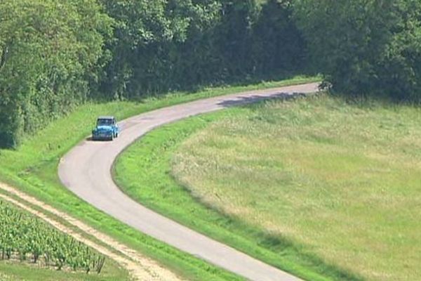 Eric Szablovski est œnologue et fait découvrir sa passion aux amateurs à bord d’une 2CV