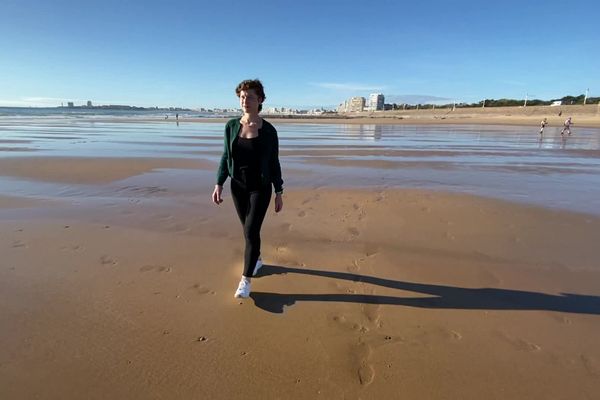 Marie-Laure Beluche bénévoles vendéennes de l'association "Jeune et Rose" sur la plage des Sables d'Olonne où elle s'est installée après son cancer