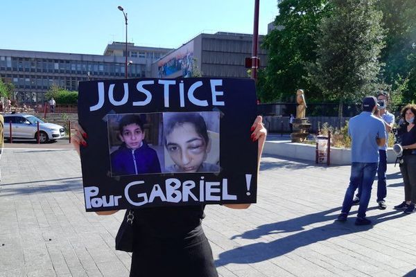 Un rassemblement à Bondy en soutien à Gabriel D. blessé lors de son interpellation par la police.