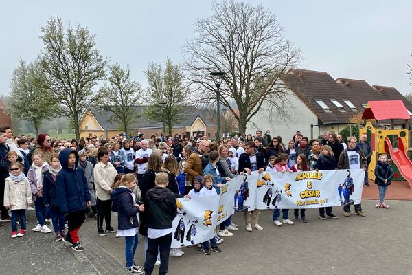 Un hommage a été rendu devant l'école où les enfants étaient scolarisés.