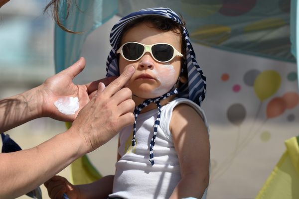 Une application régulière de crème solaire, surtout pour les enfants, est hautement conseillée.