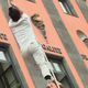 Une performance de mât chinois sur la façade de l'Hôtel de Ville, lors de la cérémonie d'ouverture.