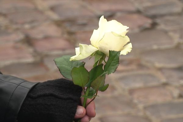 Les roses blanches, symbole de la communion entre les anonymes et la famille de Dominique Bernard, en ce jour d'obsèques et d'hommage.