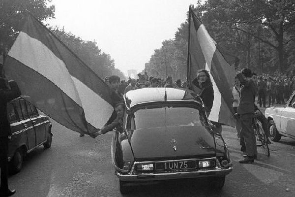 Des sympathisants gaullistes manifestent leur soutien au président de la République avec des drapeaux tricolores le 30 mai 1968 sur les Champs-Elysées.