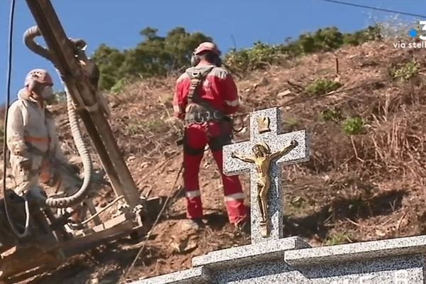 Les travaux de stabilisation des terrains, à quelques mètres des tombes