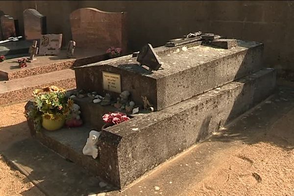 La tombe de Patrick Dewaere à Saint-Lambert-du-Lattay dans le Maine-et-Loire