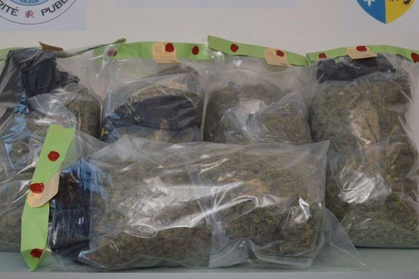 Les 12 kilos de cannabis saisis à bord du véhicule volé lundi soir à Cambrai