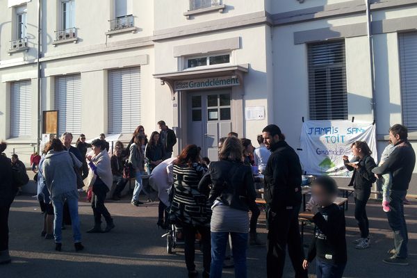 Le collectif Jamais Sans Toit occupe le gymnase Paul Roux à Vaulx-en-Velin