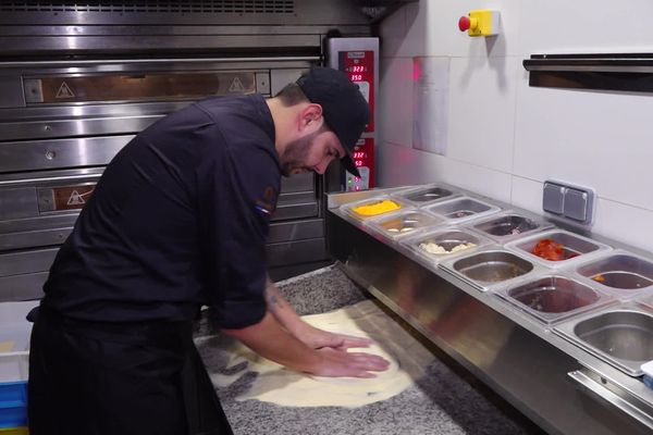 Steeve Bonnet, souvent récompensé pour la qualité de ses pizzas, dans son restaurant dans le centre-ville de Nice.