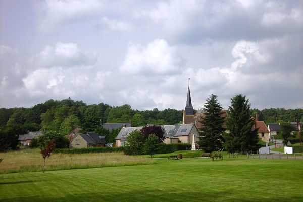 Dans l'Orne, à St Pierre des Loges, un LUNDI très nuageux.