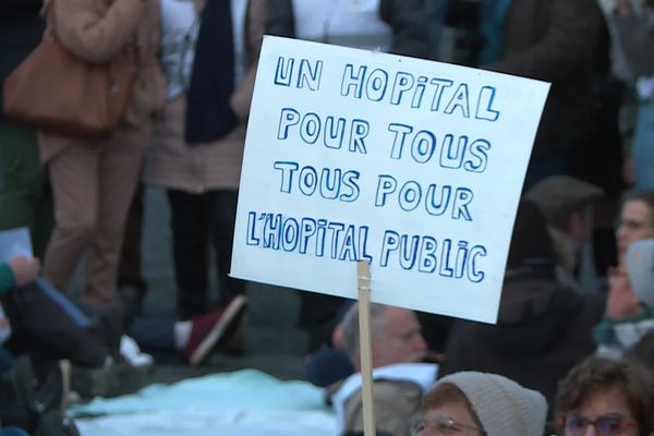 Les manifestants interpellent le directeur de l'ARS sur la situation de l'hôpital de Saint-Affrique.