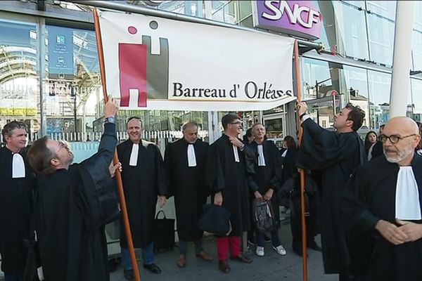 Gare d'Orléans : les avocats avant leur départ pour la manifestation à Paris